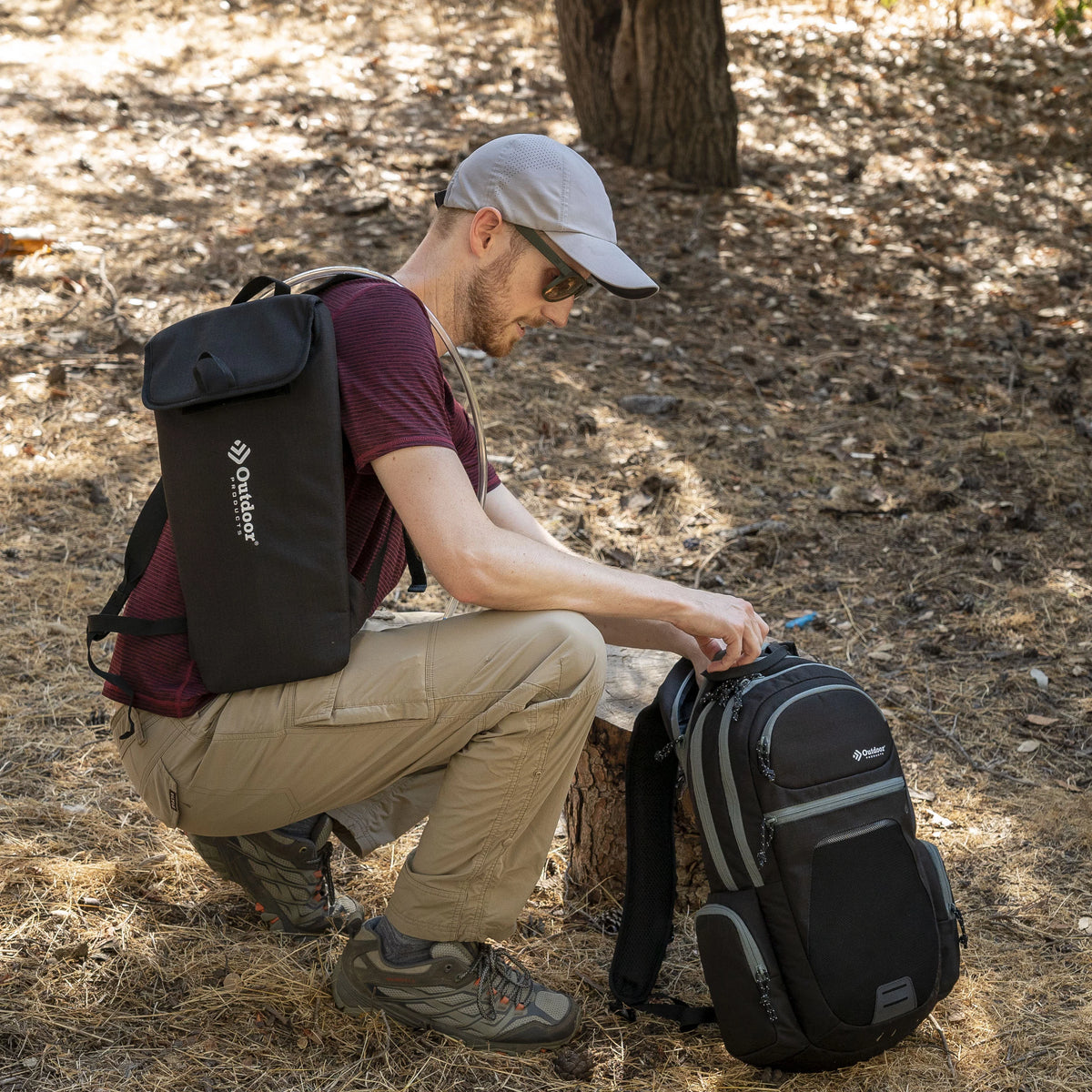 Black 16.5 L Hydration Backpack with 2 L Reservoir F6111